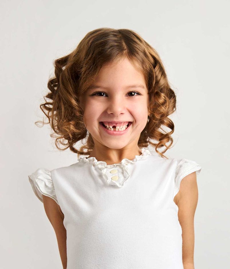 Nahaufnahmeporträt eines kleinen Mädchens mit lockigem Haar