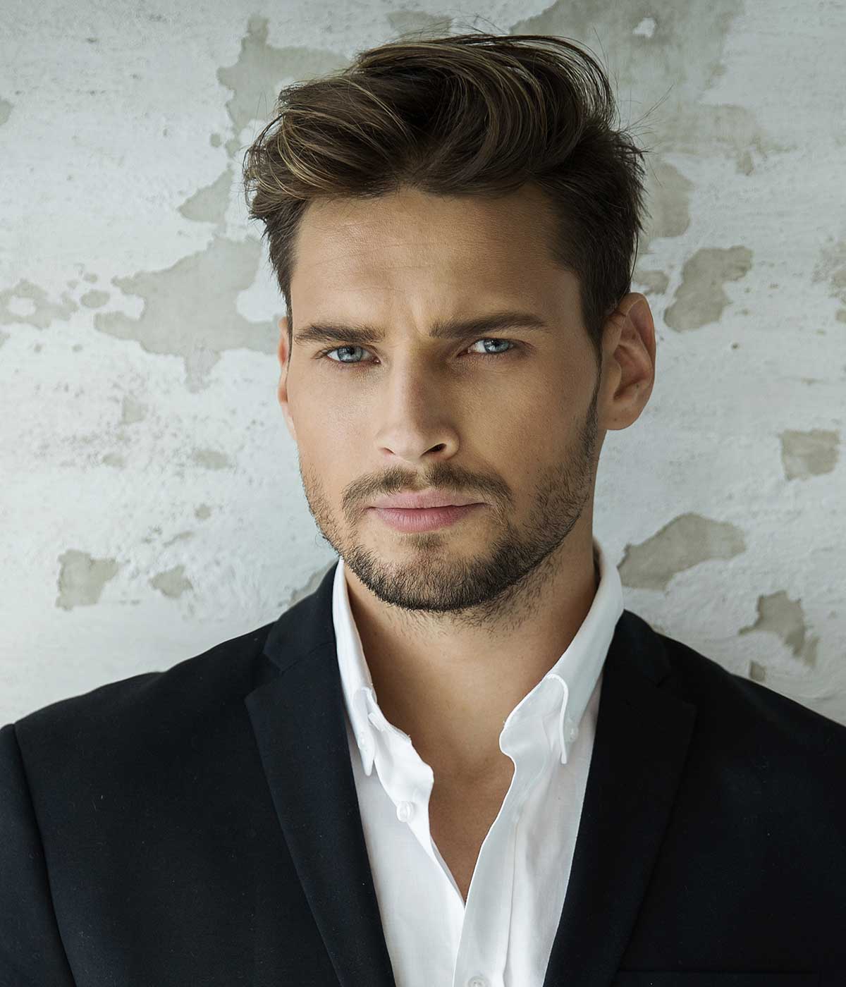 Porträt eines sexy Mannes im schwarzen Anzug