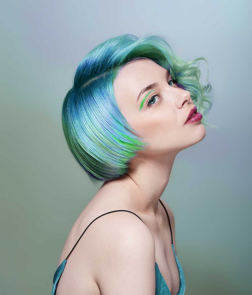 Porträt einer Frau mit leuchtend farbigem fliegendem Haar