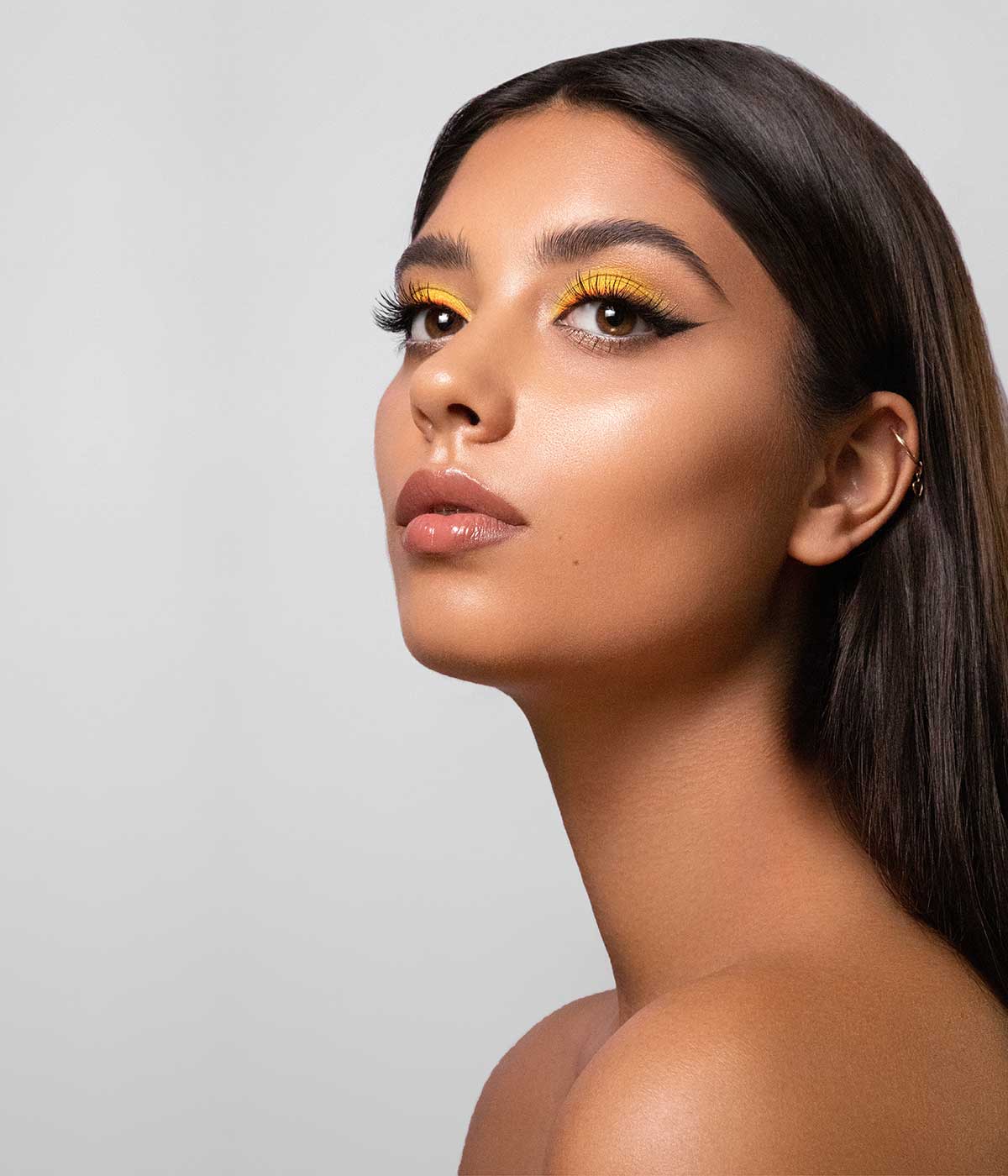 Nahaufnahmeporträt eines schönen Mädchens mit natürlichem Make-up.